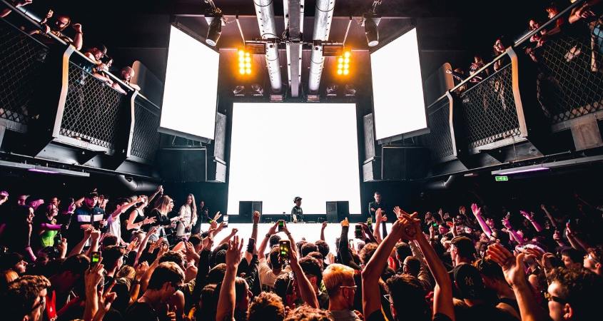 Noćni glub u Pragu i žurka.