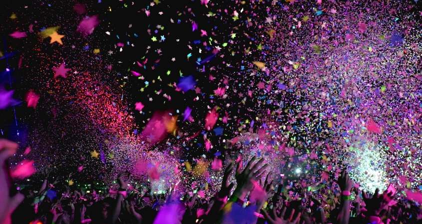 Žurka u pragu sa šarenim konfetama.