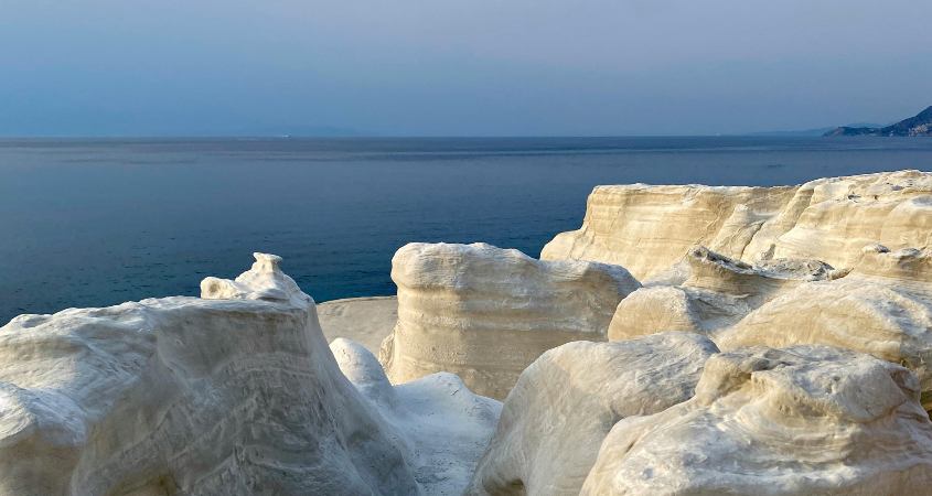 Stene kod plaže Milos.