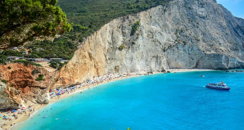 Milos plaža okružena stenama.