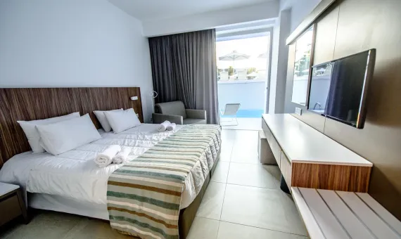 Elena Hotel 3* | Aja Napa