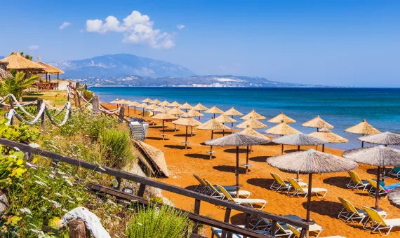 Kefalonija plaža - suncobrani