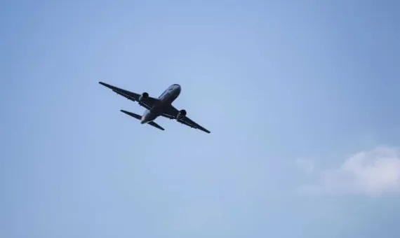 Avion na nebu