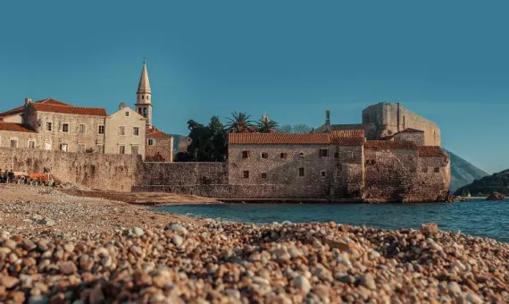 more i plaža kod starog grada u Budvi
