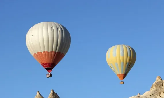 Šareni baloni lete iznad Kapadokije