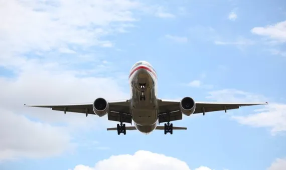 Avion u letu i oblaci