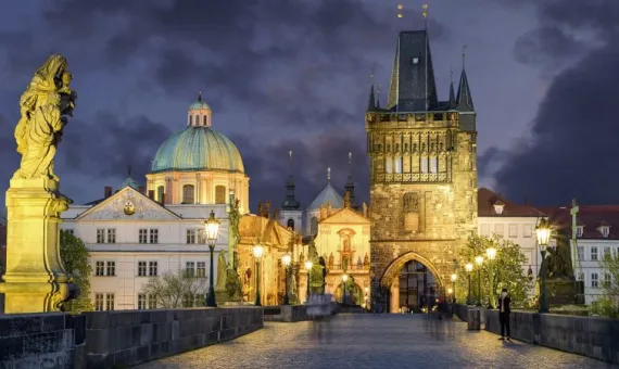 Prag noću pod svetlima grada.