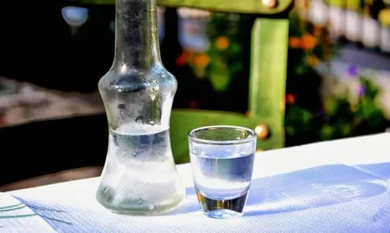 uzo grčka rakija čašica