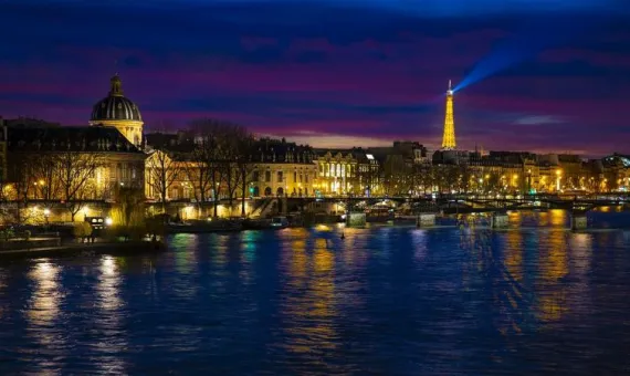 Pariz uveče i reka Sena.