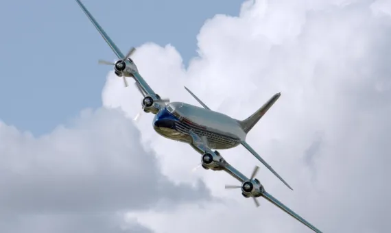 Savremeni avion na nebu