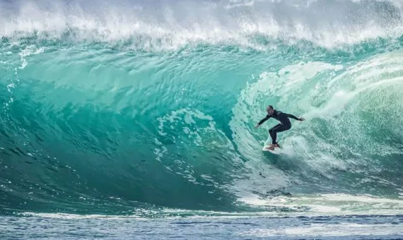 Dečko surfuje na talasima