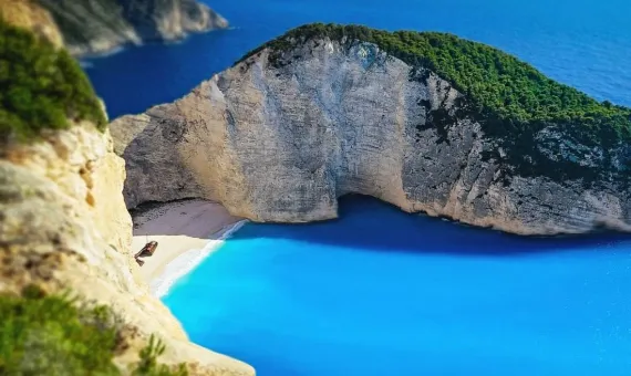 Prelepa plaža na Zakintosu opkoljena prirodom.