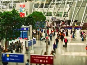 Ljudi na terminalu na aerodromu