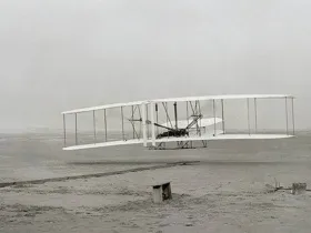 Stara fotografija belog aviona koji poleće