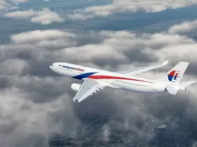 Avion leti među oblacima