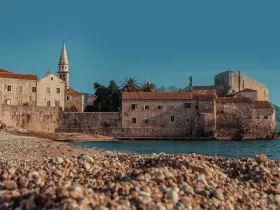 more i plaža kod starog grada u Budvi