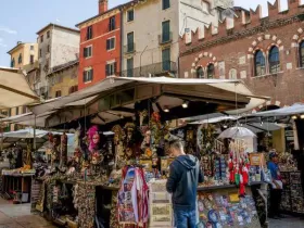 Turisti šopinguju u Italiji