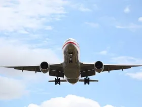 Avion u letu i oblaci