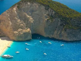 pogled na plažu Navagio na Zakintosu