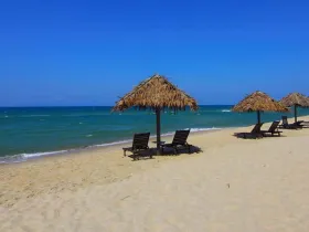 peščana plaža sa suncobranom