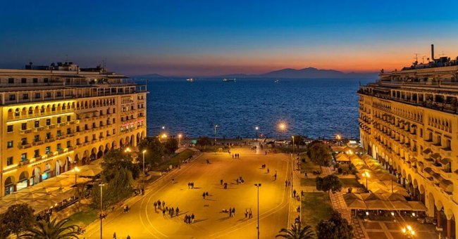 Aristotelov trg Solun noću i pogled na Egejsko more