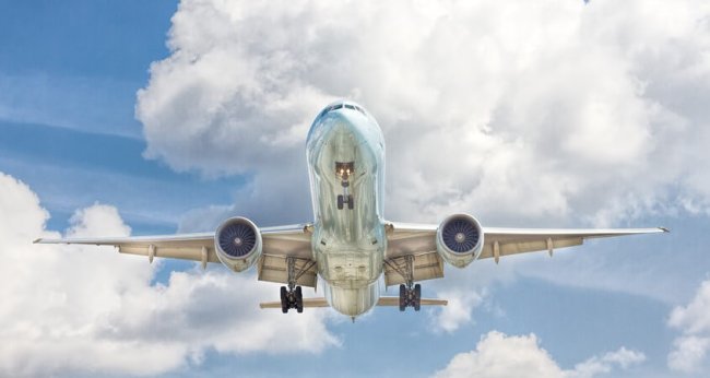 Avion među oblacima