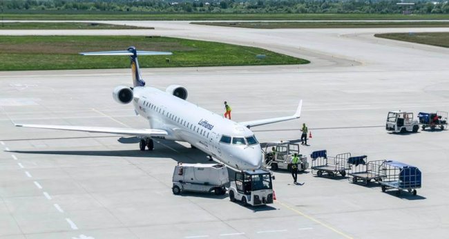 Avion leti među oblacima