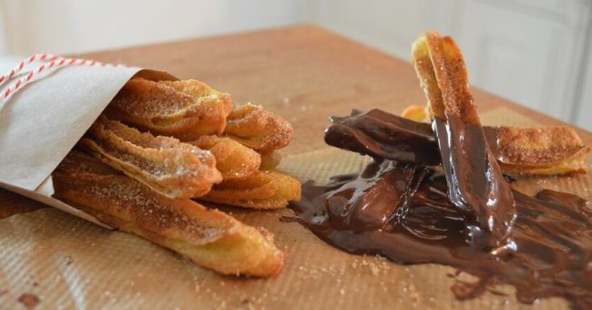 Churros med i čokolada