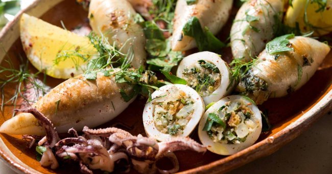 Punjene lignje i morski plodovi u Grčkoj